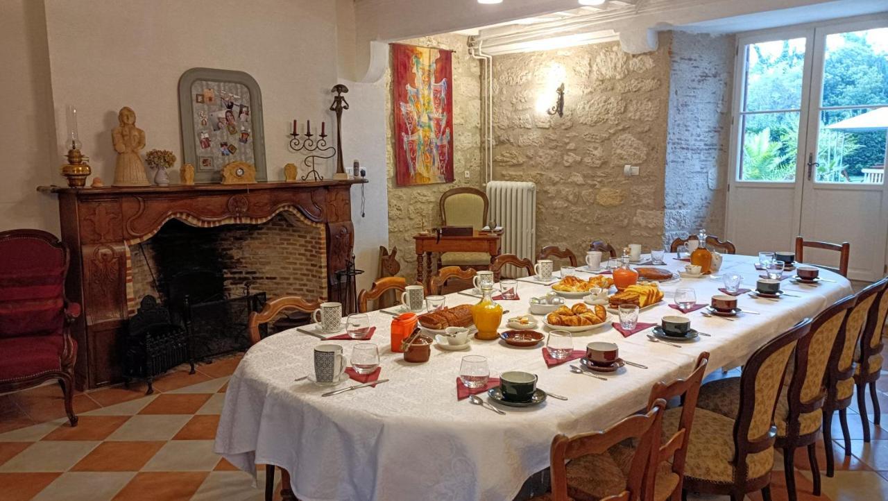 Bed and Breakfast Domaine Du Noble Saint-Jean-de-Thurac Экстерьер фото